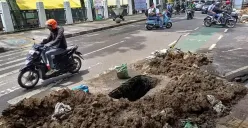 Ilustrasi galian kabel di Kota Bandung. (Sumber: Ayobandung.com | Foto: Irfan Al-Faritsi)