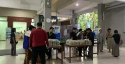Masjid Salman ITB menyiapkan sekitar 800 porsi berbuka setiap hari. (Sumber: ayobandung.id | Foto: Halwa Raudhatul)