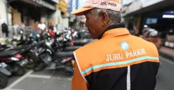 Tukang Parkir Minimarket di Bandung Profesi Ngeunaheun: Tinggal Tiup Peluit, Cuan Deh!