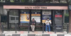 Pengguna Metro Trans Jabar menunggu bus di Halte Mochamad Toha, Kota Bandung. (Sumber: ayobandung.id | Foto: Nisrina Nuraini)