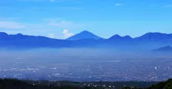 Cekungan Bandung, foto ini diambil dari Gunung Batu di Bandung Utara. (Sumber: Wikimedia Commons | Foto: Lokamaya)