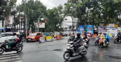 Kendaraan roda doa melintas di Simpang Dago. (Sumber: ayobandung.id | Foto: Nisrina Nuraini)