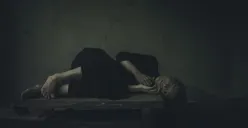 Ilustrasi perasaan tersesat dan lelah mental saat menghadapi Quarter Life Crisis. (Sumber: unplash | Foto: Mehran Biabani)