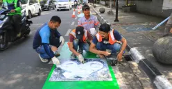 Pengecatan ulang garis jalur khusus sepeda di Jalan Perintis Kemerdekaan, Kota Bandung, Rabu 10 Juli 2024. (Sumber: ayobandung.id | Foto: Irfan Al Faritsi)