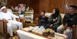 Dika saat bertemu KDM. (Sumber: Youtube | Foto: KANG DEDI MULYADI CHANNEL)
