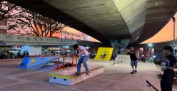 Anak muda di Kota Bandung bermain skateboard di kolong Jembatan Pasupati. (Sumber: ayobandung.id | Foto: Ilham Maulana)