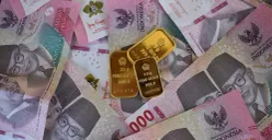 Mata uang rupiah dan emas. (Sumber: Pexels | Foto: Robert Lens)