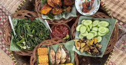 Hidangan khas Sunda tersaji rapi dalam tradisi munggahan, momen kebersamaan sebelum memasuki bulan suci Ramadhan pada Selasa, 25 Maret 2025. (Sumber: Sela | Foto: Dalvin)