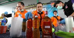 Petugas saat ekspose miras maut Cicalengka di rumah tersangka, Kabupaten Bandung. (Sumber: Ayobandung | Foto: Irfan Al Faritsi)