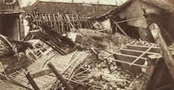 Ilustrasi kerusakan gempa Cianjur tahun 1879. (Sumber: KITLV)