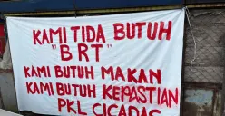 Pedagang Kaki Lima (PKL) di kawasan Cicadas menolak pembangunan jalur Bus Rapid Transit (BRT). (Sumber: ayobandung.id | Foto: Ilham Maulana)