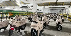 Ilustrasi pengiriman sepeda motor melalui layanan kereta api menjadi pilihan utama bagi mereka yang ingin tetap praktis, aman, dan efisien dalam perjalanan liburan panjang. (Sumber: KAI Logistik)