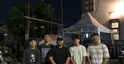 Wildan Putra Haikal bersama kawan-kawannya di Cigereleng bersiap menggelar nobar Persib vs Persija. (Sumber: ayobandung.id | Foto: Ilham Maulana)