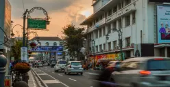 Bandung berdiri di atas harapan, kekacauan, luka-luka kecil, dan pertanyaan yang tidak kunjung selesai. (Sumber: Unsplash | Foto: Aditya Enggar Perdana)