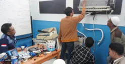Pelatihan perbaikan AC dan handphone Ini ditujukan bagi masyarakat tidak mampu agar mereka memiliki keterampilan praktis yang bisa langsung diaplikasikan. (Sumber: Dok BSI Maslahat)