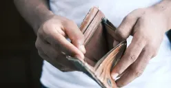 Ilustrasi dompet kosong. (Sumber: Pexels | Foto: Towfiqu barbhuiya)