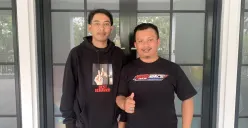 Rezza Radian Zulfikar (kanan) dan Muhammad Saeful, pengelola homeless media seputarsoetta.bdg. (Sumber: ayobandung.id | Foto: Halwa Raudhatul)