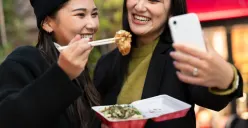 Gen Z kini menjadikan makanan dan minuman sebagai kategori belanja utama, dengan preferensi pada produk yang menawarkan pengalaman otentik dan bisa dibagikan di media sosial. (Sumber: Freepik)