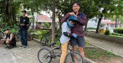 Tama dan ayahnya, Asep Sofyan. (Sumber: ayobandung.id | Foto: Ilham Maulana)