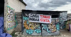 Protes warga Sukahaji di atas lahan sengketa. (Sumber: ayobandung.id | Foto: Halwa Raudhatul)