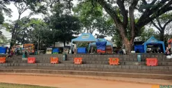 Lapak kuliner di Lapangan Saparua, Kota Bandung. (Sumber: ayobandung.id | Foto: Nisrina Nuraini)
