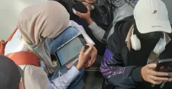 Penulis bersama kaum penglaju di Bandung Raya berdesakan di KA komuter. (Sumber: Dokumen pribadi | Foto: Sri Maryati)