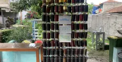 Hasil dari pengolahan sampah organik salah satunya dijadikan eco enzyme yang kaya enzim ramah lingkungan. (Sumber: ayobandung.id | Foto: Halwa Raudhatul)