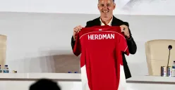 John Herdman, lahir 19 Juli 1975, mulai melatih sepak bola pada usia muda di Inggris, saat ia masih menjadi mahasiswa dan dosen universitas paruh waktu di Northumbria University. (Sumber: Kemenpora)