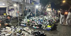 Pasar Lilin Astana Anyar, Kota Bandung, kini sudah terang dengan cahaya dari lampu. (Sumber: ayobandung.id | Foto: Ilham Maulana)