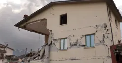 Ilustrasi rumah setelah bencana gempa bumi. (Sumber: Pixabay/Angelo_Giordano)