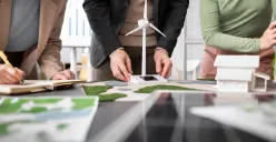 Dengan mengintegrasikan prinsip keberlanjutan, industri dapat menekan dampak negatif melalui efisiensi energi, pengelolaan limbah, dan pemanfaatan bahan baku ramah lingkungan. (Sumber: Freepik)