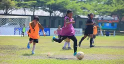 Dari Bandung, Tangerang hingga Samarinda, gairah sepak bola putri tumbuh dengan cepat, menghadirkan pemandangan baru yang beberapa tahun lalu masih jarang terlihat. (Sumber: MilkLife Soccer Challenge)