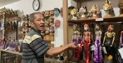 Tatang Ruhiana dan koleksi wayan goleknya yang dijual di galeri Alan Ruchiat. (Sumber: ayobandung.id | Foto: Halwa Raudhatul)