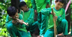 Sejumlah siswa SD Cirendeu saat bermain permainan tradisional. (Sumber: Ayobandung.com | Foto: Irfan Al-Faritsi)