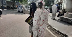 Cosplayer hantu menambah daya tarik kawasan Jalan Asia Afrika, Kota Bandung. (Sumber: ayobandung.id | Foto: Nisrina Nuraini)