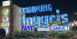 Suasana Ikon Kampung Inggris di Pasar Senja Pare. (Sumber: Dokumentasi Penulis)