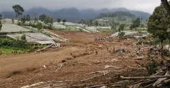 Longsoran tanah yang mengubur pemukiman warga di Desa Pasirlangu, Kecamatan Cisarua, Kabupaten Bandung Barat. (Sumber: Ayobandung | Foto: Irfan Al Faritsi)