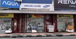 Lapak penjual dan service arloji di Jalan ABC. (Sumber: ayobandung.id | Foto: Halwa Raudhatul)