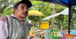 Abah Anang, pedagang yang telah berjualan di kawasan Alun-Alun Regol sejak awal dibuka. (Sumber: ayobandung.id | Foto: Ilham Maulana)