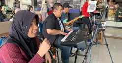 Di Tengah Riuh Stasiun Bandung, Musisi Tunanetra Menemukan Irama Kehidupan