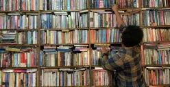 Dari Rak “Buku Seks” sampai Arab-Israel yang Sengaja Dipertemukan, Mengintip Sisi Eksentrik Batu Api