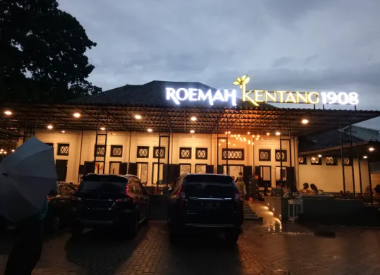 Penampakan depan dari resto hits di Kota Bandung, Roemah Kentang 1908. (Sumber: Ayobandung.id | Foto: Eneng Reni Nuraisyah Jamil)