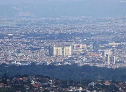 Sejumlah apartemen dan hotel berdiri di Kota Bandung. (Sumber: Ayobandung | Foto: Irfan Al Faritsi)