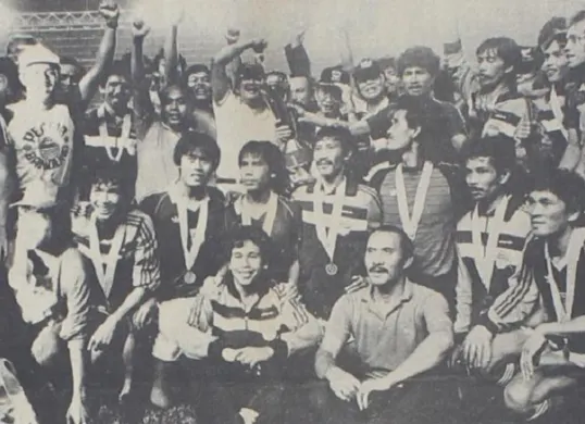 Pemain dan ofisial Persib Bandung berfoto seusai mengalahkan Perseman Manokwari dalam final Kejuaraan Nasional Divisi Utama PSSI 1986. (Sumber: Berita Yudha | Foto: Mardi)
