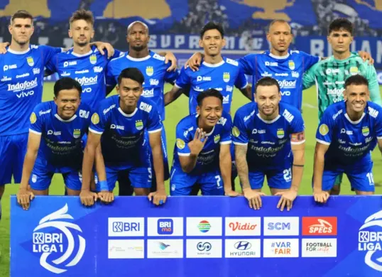 Desain-desain jersey Persib Bandung, setiap musimnya berbeda dan selalu punya makna dan cerita tersendiri. (Sumber: Ayobandung.id | Foto: Irfan Al-Faritsi)