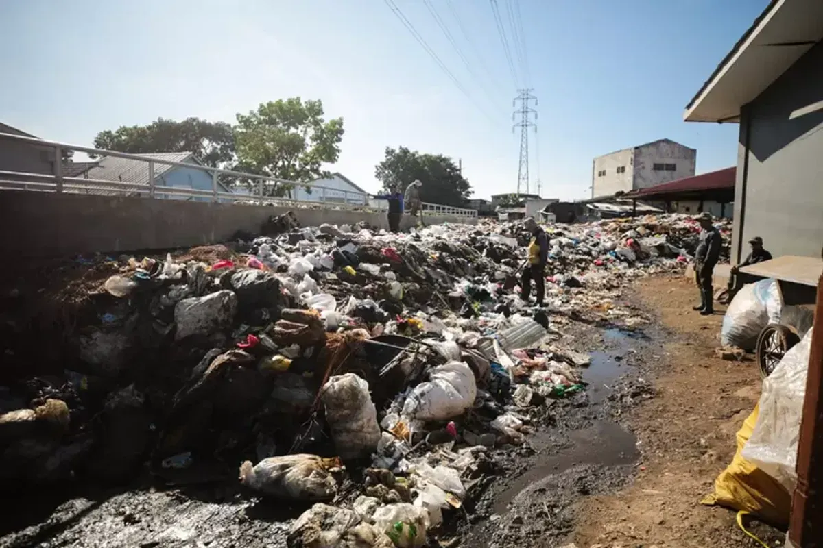 Tumpukan sampah di Pasar Gedebage. (Sumber: ayobandung.id | Foto: Muslim Yanuar Putra)