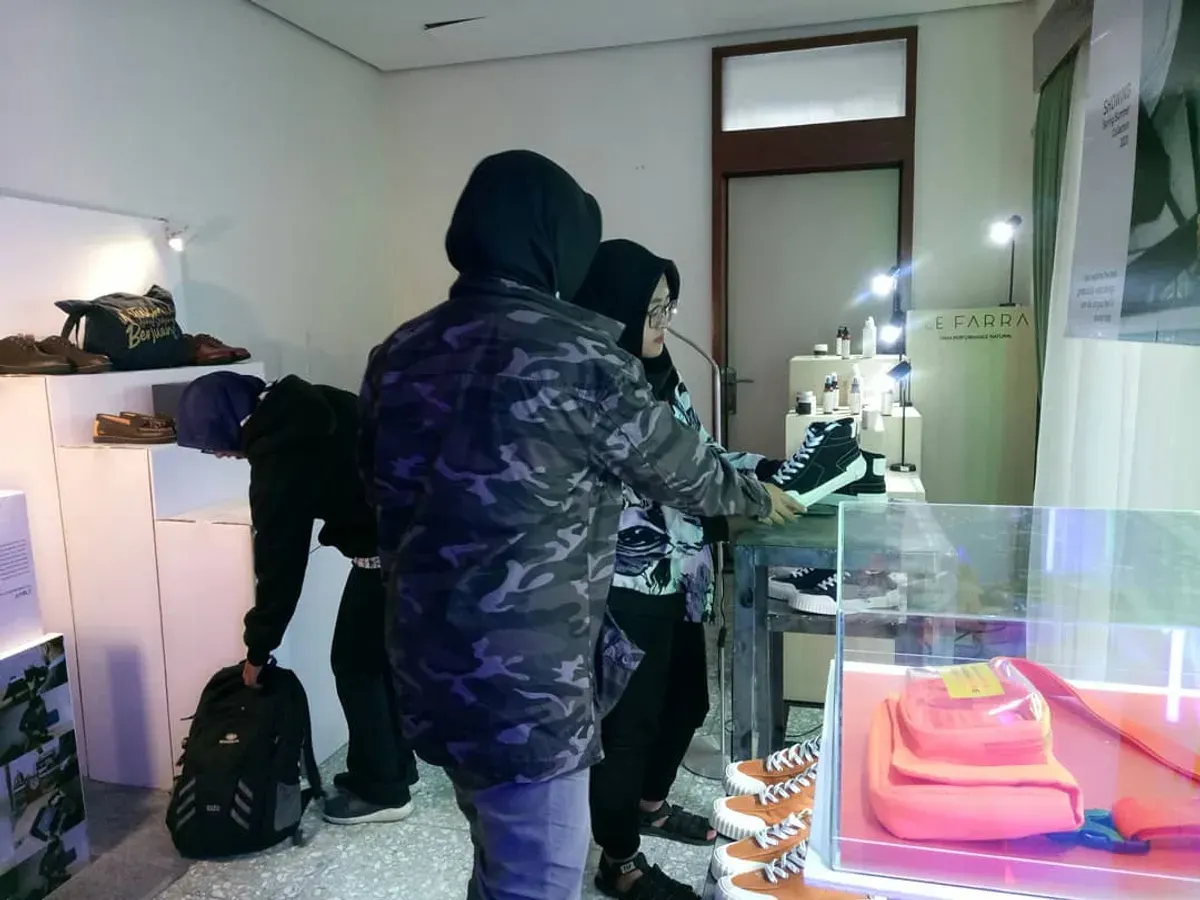 Di tengah persaingan global, produk brand lokal asal Kota Kembang menunjukkan kepercayaan diri dan kualitas yang tak bisa dipandang sebelah mata. (Sumber: Ayobandung.id | Foto: Eneng Reni Nuraisyah Jamil)
