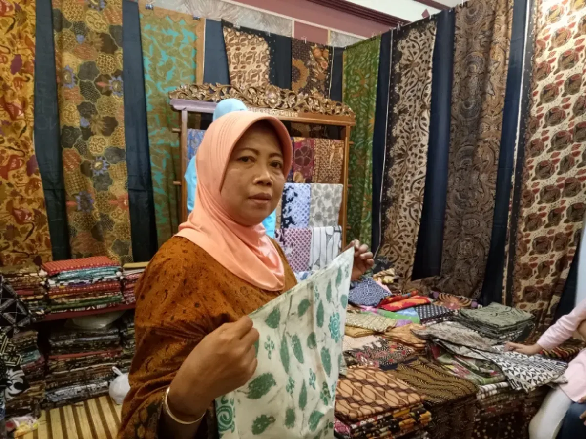 Di tangan Sipon, malam panas yang menari di atas kain bukan sekadar teknik, melainkan warisan yang menyatu dengan detak hidupnya. (Sumber: Ayobandung.id | Foto: Eneng Reni Nuraisyah Jamil)