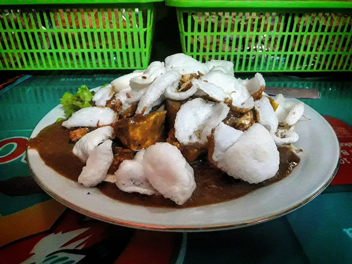 Gado-gado Tengku Angkasa bertahan hingga kini, menyuguhkan sepiring kisah sejak 1968 yang tak pernah kehilangan makna.