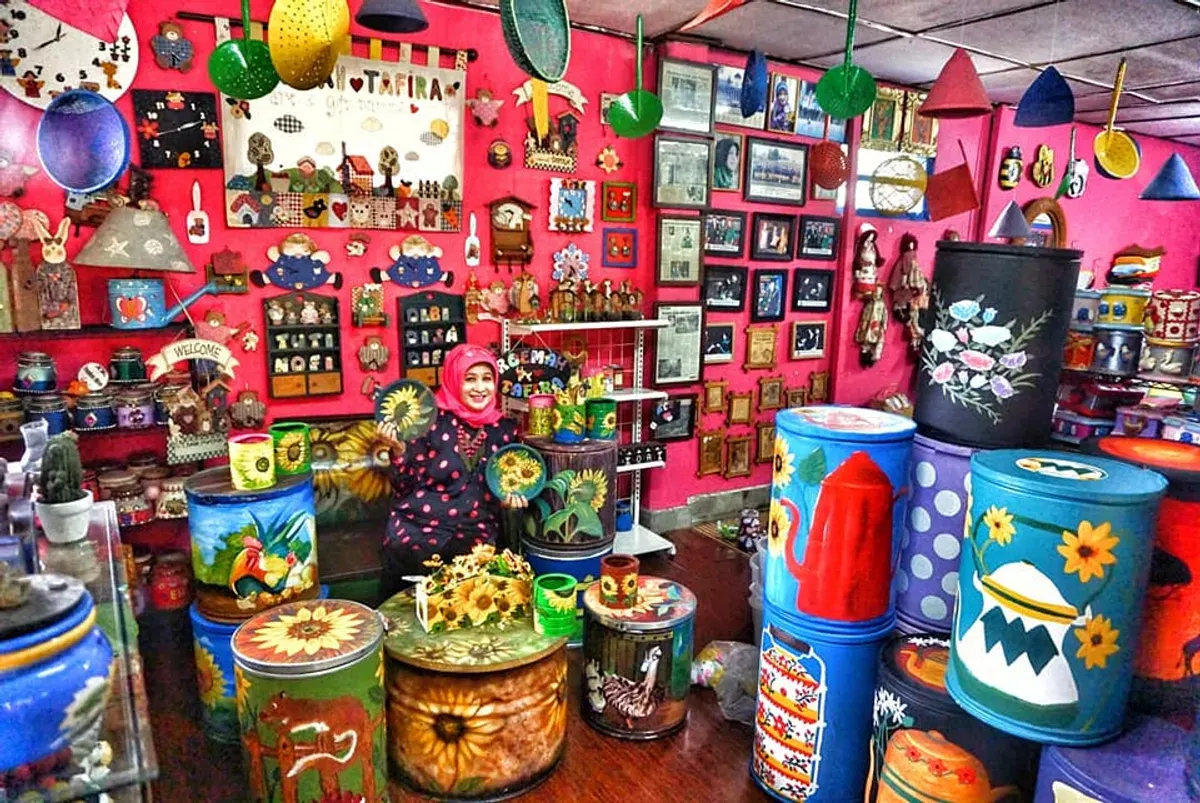 Tuti Rachmah Yulianti, pendiri Roemah Tafira Handycraft, yang sejak 1997 telah menyulap barang bekas menjadi karya bernilai tinggi. (Sumber: Roemah Tafira Handycraft)